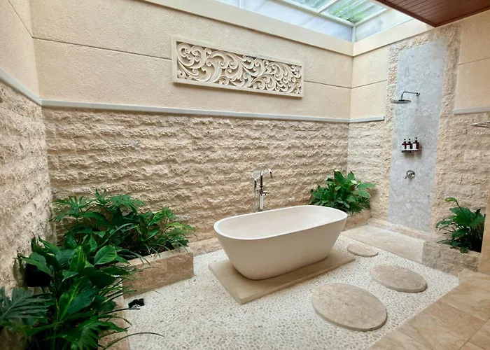 Emstaliese & Palmarosa Seminyak Villa Legian (Bali)