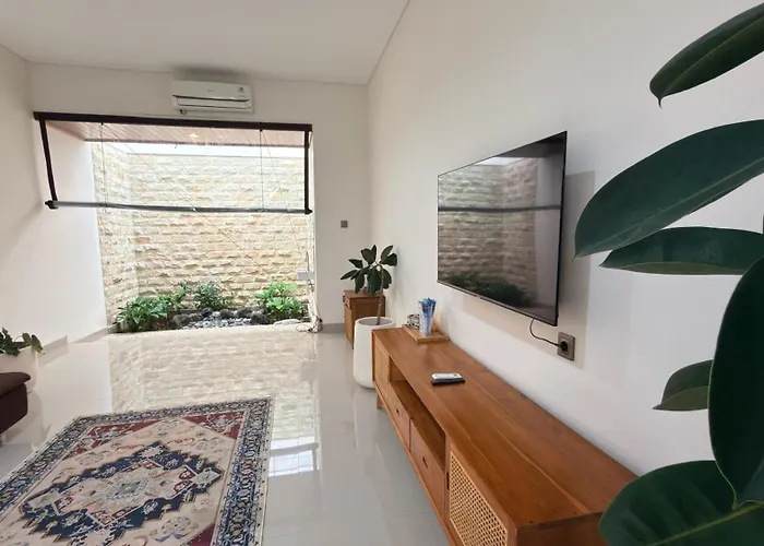 Emstaliese & Palmarosa Seminyak Villa *