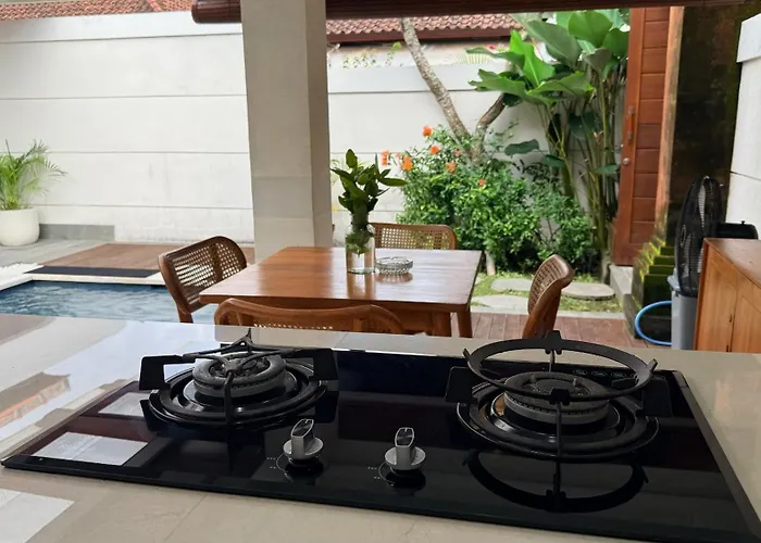 Emstaliese & Palmarosa Seminyak Villa Legian (Bali)
