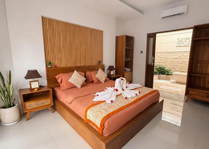 Emstaliese & Palmarosa Seminyak Villa *